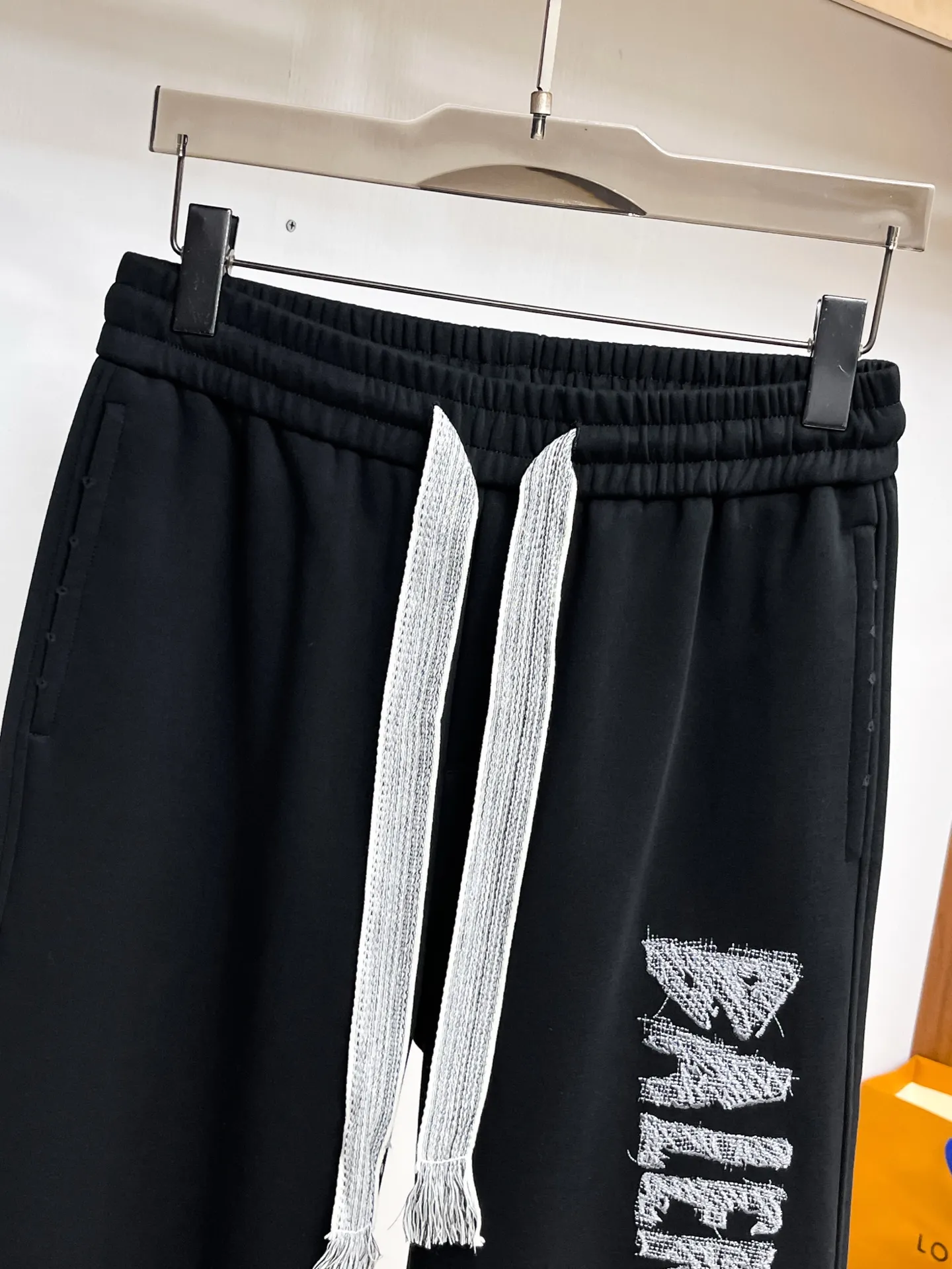 Balenciaga 🆕2026 Autumn and Winter New Arrival Casual Pants! The official website will be released simultaneously. Brand Classic LOGO casual pants, customized fabrics, excellent comfort and strong touch. Highly recognisable, perfect appearance and craftsmanship. Size:M-3XL